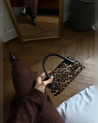 Jacquemus Le Chiquito Long Leopard Calf Hair Top Handle Bag 22 х 11 х 6 — головне фото товару