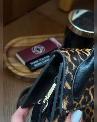 Jacquemus Le Chiquito Long Leopard Calf Hair Top Handle Bag 22 х 11 х 6 — головне фото товару