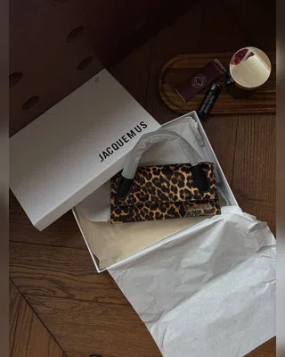 Jacquemus Le Chiquito Long Leopard Calf Hair Top Handle Bag 22 х 11 х 6 — головне фото товару