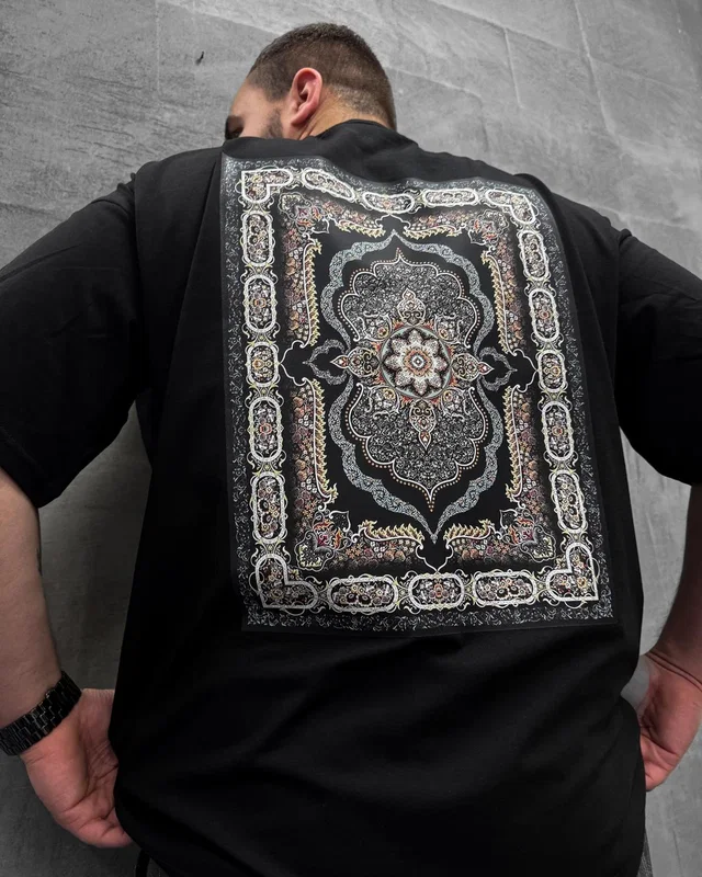 Sane Футболка чорна (carpet3) — головне фото товару