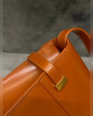 Saint Laurent Manhattan Leather Shoulder Bag Brown 23 х 16 х 8 — головне фото товару