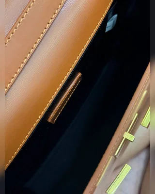 Saint Laurent Manhattan Leather Shoulder Bag Brown 23 х 16 х 8 — головне фото товару