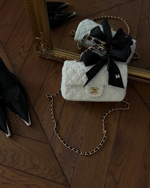Chanel Mini Tweed Flap Bag White/Gold Hardware 20 х 12 х 7 — головне фото товару
