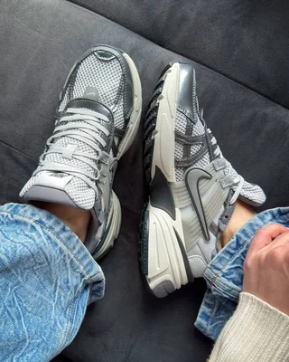 Nike Wmns V2K Run 'Pure Platinum Wolf Grey' — головне фото товару