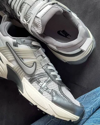 Nike Wmns V2K Run 'Pure Platinum Wolf Grey' — головне фото товару
