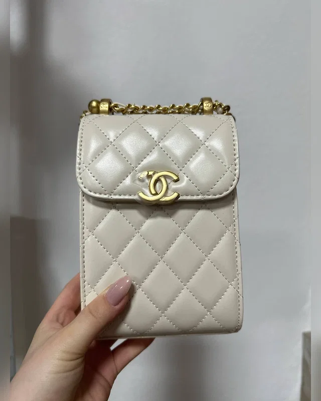 Chanel Pearl Crush Phone Case With Chain Lambskin Cream 11 х 17 х 3.5 см — головне фото товару
