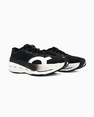 On Cloudboom Max White Black — головне фото товару