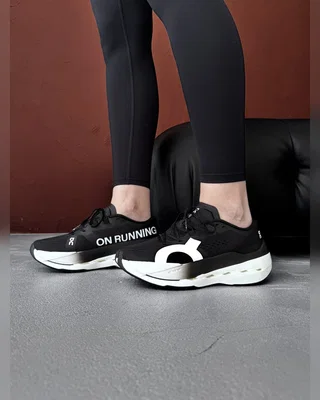 On Cloudboom Max White Black — головне фото товару