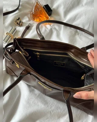 Prada Medium Leather Handbag Brown 33 х 17 х 10 — головне фото товару