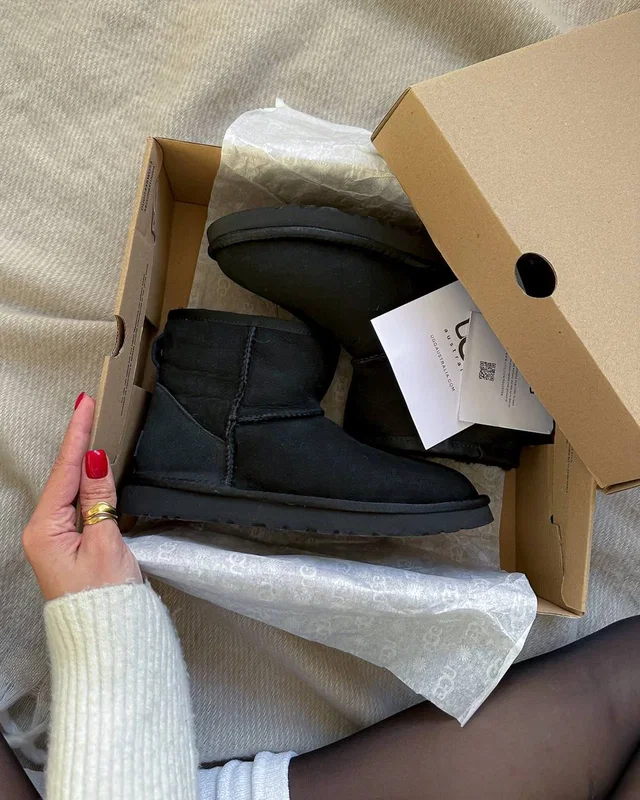 UGG Mini Black Classic — головне фото товару