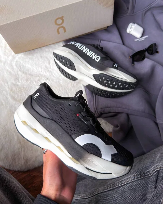On Cloudboom Runner Black/White — головне фото товару