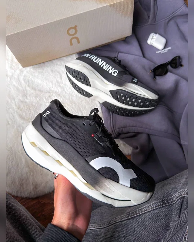 On Cloudboom Runner Black White — головне фото товару