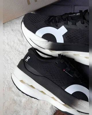On Cloudboom Runner Black White — головне фото товару