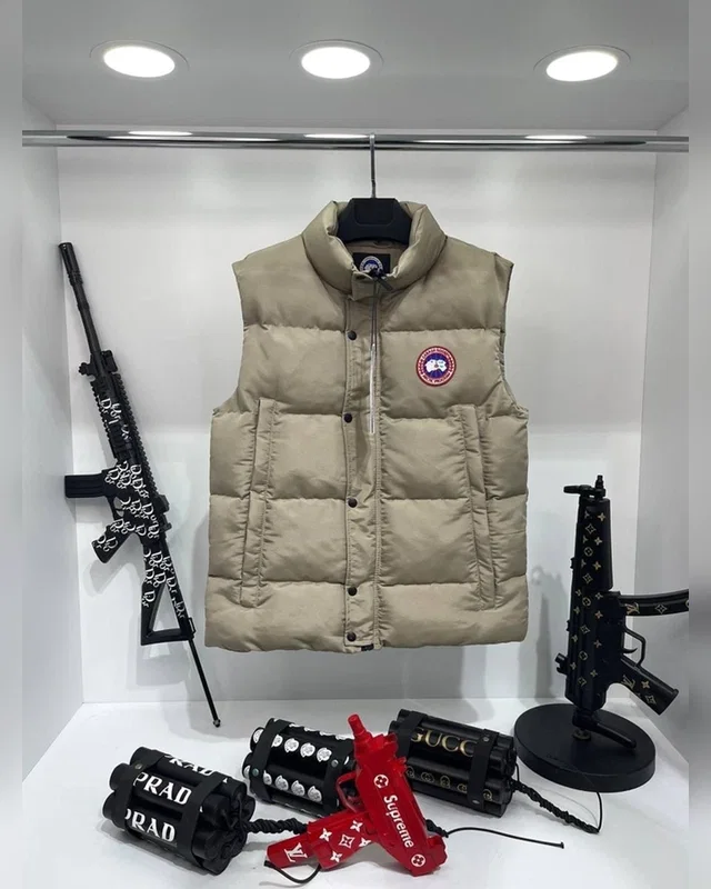 Жилет Canada Goose — головне фото товару