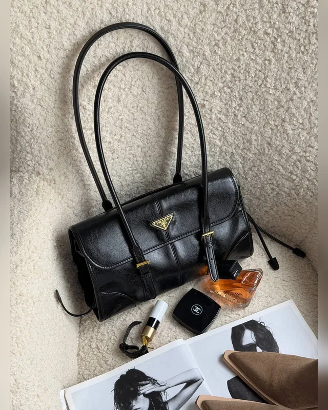 Prada Medium Leather Shoulder Bag Black 30 x 16 x 11 — головне фото товару