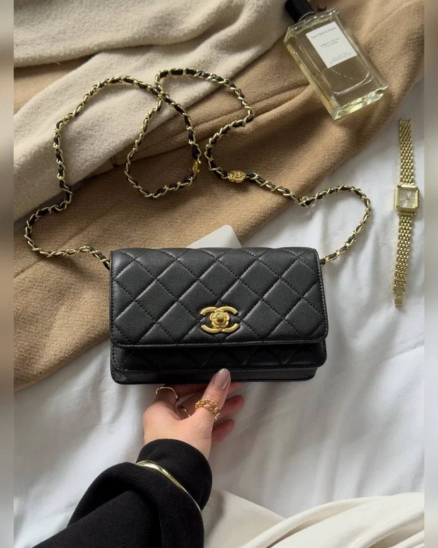 Chanel Shoulder Bag Black Gold Caviar магнітна коробка 19.5 х 13 х 4 — головне фото товару