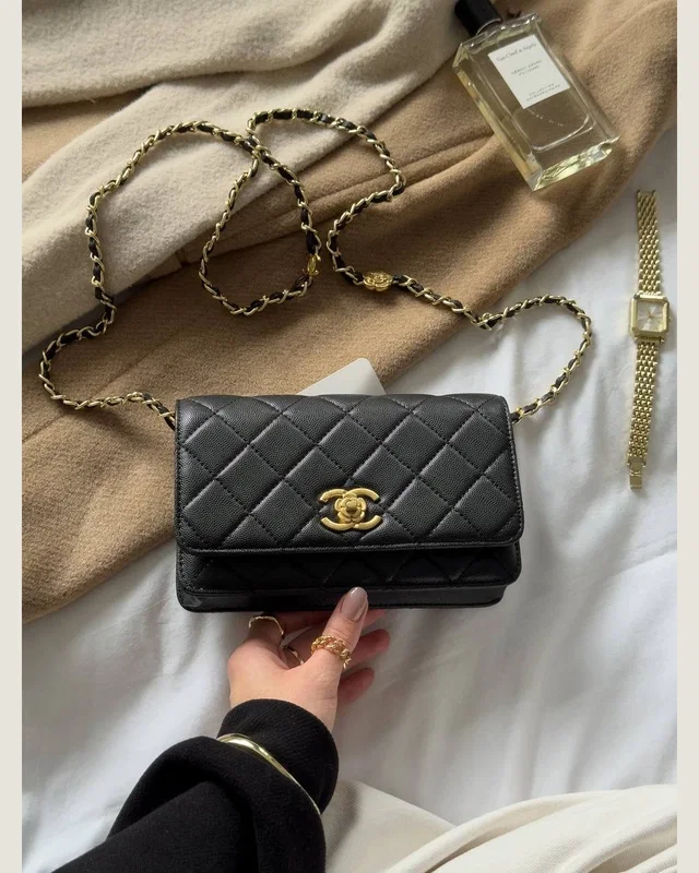 Chanel Shoulder Bag Black/Gold Caviar магнітна коробка 19.5 х 13 х 4 — головне фото товару