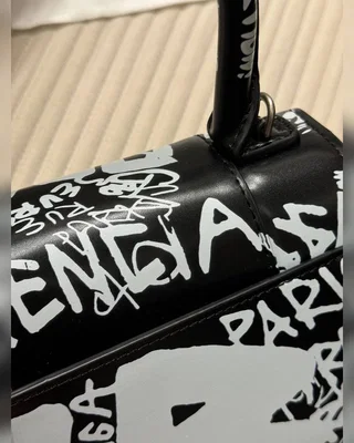 Balenciaga Hourglass Small Handbag Graffiti in Black 20 х 12 х 9 — головне фото товару