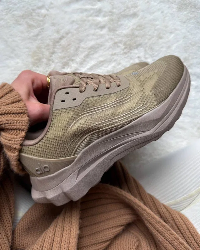 ALO Yoga Runner Khaki — головне фото товару
