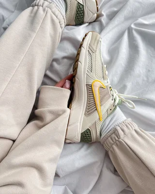 Nike Wmns Air Zoom Vomero 5 'Pale Ivory Oil Green' — головне фото товару