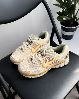 Nike Wmns Air Zoom Vomero 5 'Pale Ivory Oil Green' — головне фото товару