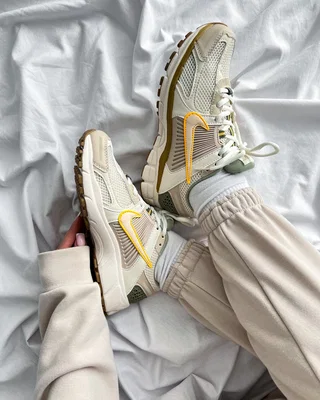 Nike Wmns Air Zoom Vomero 5 'Pale Ivory Oil Green' — головне фото товару