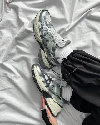 Nike Wmns V2K Run 'Pure Platinum Wolf Grey' — головне фото товару
