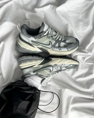 Nike Wmns V2K Run 'Pure Platinum Wolf Grey' — головне фото товару