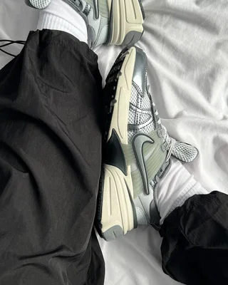 Nike Wmns V2K Run 'Pure Platinum Wolf Grey' — головне фото товару