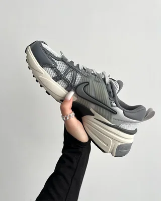 Nike Wmns V2K Run 'Pure Platinum Wolf Grey' — головне фото товару