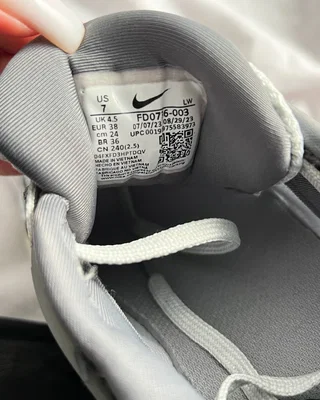 Nike Wmns V2K Run 'Pure Platinum Wolf Grey' — головне фото товару