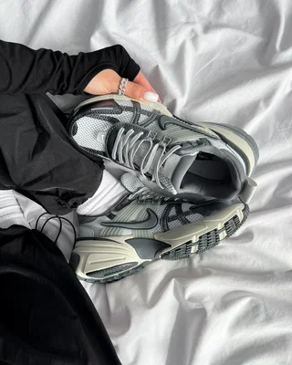 Nike Wmns V2K Run 'Pure Platinum Wolf Grey' — головне фото товару