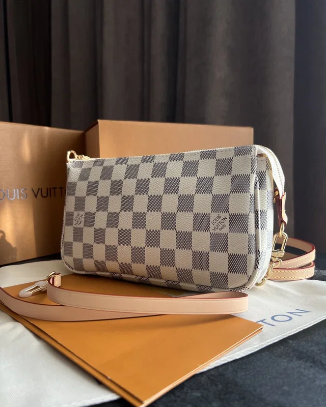 Louis Vuitton Damier Azur Pochette — головне фото товару