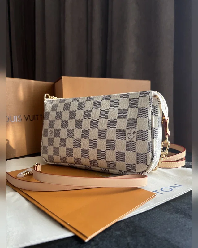 Louis Vuitton Damier Azur Pochette — головне фото товару