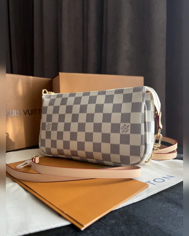 Louis Vuitton Damier Azur Pochette — головне фото товару