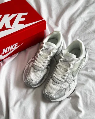 Nike (WMNS) Nike V2K Run 'Metallic Silver' FD0736-104 — головне фото товару