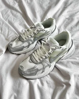 Nike (WMNS) Nike V2K Run 'Metallic Silver' FD0736-104 — головне фото товару