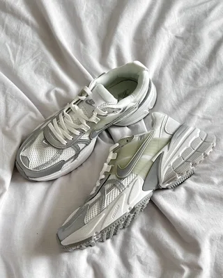Nike (WMNS) Nike V2K Run 'Metallic Silver' FD0736-104 — головне фото товару
