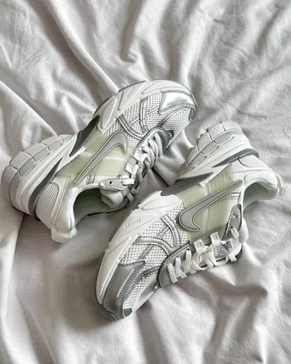 Nike (WMNS) Nike V2K Run 'Metallic Silver' FD0736-104 — головне фото товару