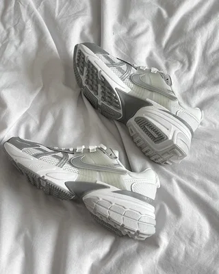 Nike (WMNS) Nike V2K Run 'Metallic Silver' FD0736-104 — головне фото товару