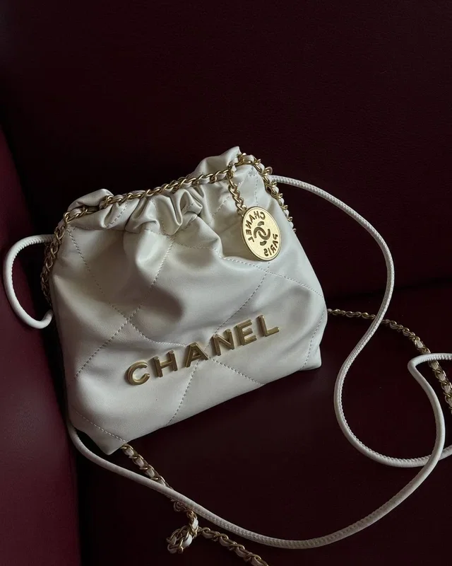 Chanel Milk Quilted Calfskin Mini 20 Bag Gold Hardware Магнітна Коробка — головне фото товару