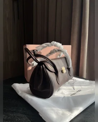 Miu Miu Leather Shoulder bag Brown — головне фото товару