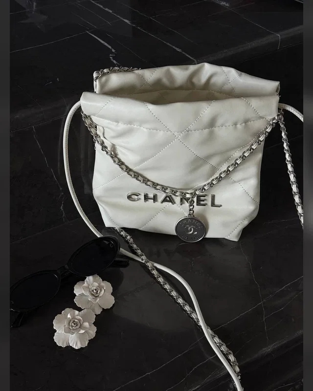 Chanel Milk Quilted Calfskin Mini 20 Bag Silver Hardware Магнітна Коробка 23х22х6 — головне фото товару