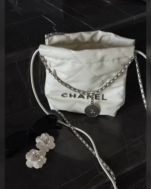 Chanel Milk Quilted Calfskin Mini 20 Bag Silver Hardware Магнітна Коробка 23х22х6 — головне фото товару