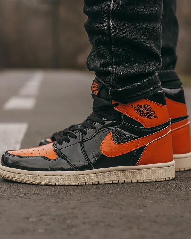 Nike Air Jordan Retro 1 Black Orange — головне фото товару
