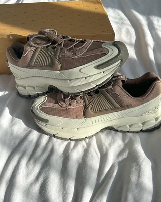 Nike Air Zoom Vomero Roam 'Light Bone Mink Brown' HQ2181-006 — головне фото товару