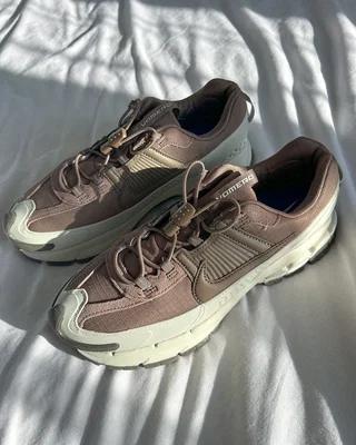 Nike Air Zoom Vomero Roam 'Light Bone Mink Brown' HQ2181-006 — головне фото товару