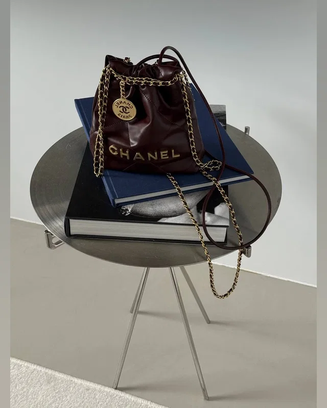 Chanel Burgundy Quilted Calfskin Mini 20 Bag Gold Hardware Магнітна Коробка 23 х 22 х 6 — головне фото товару