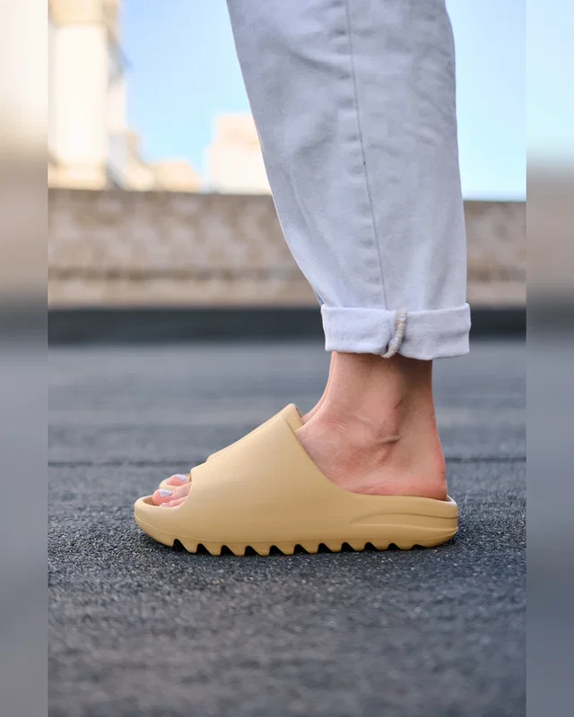 Adidas Yeezy Slide Desert Sand — головне фото товару