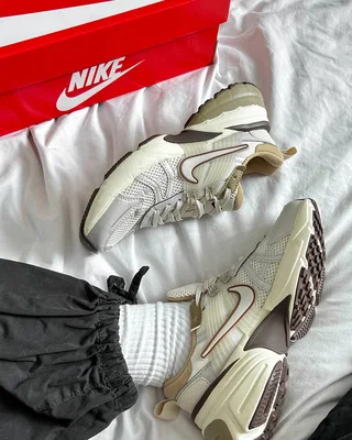 Nike Wmns V2K Run 'Light Orewood Brown'Nike FD0736 103 — головне фото товару